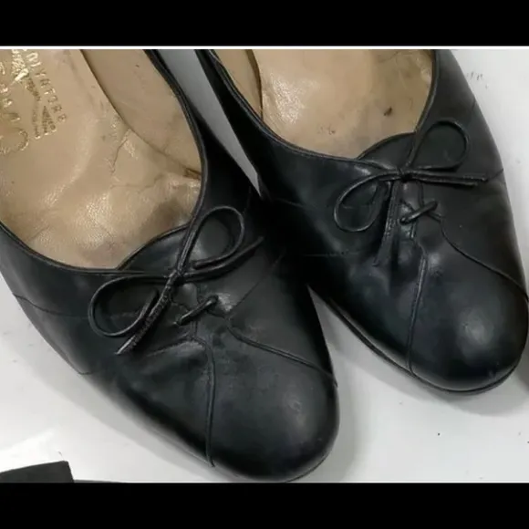 👠 Salvatore Ferragamo black bow leather Shoes heels pumps 6 1/2 C