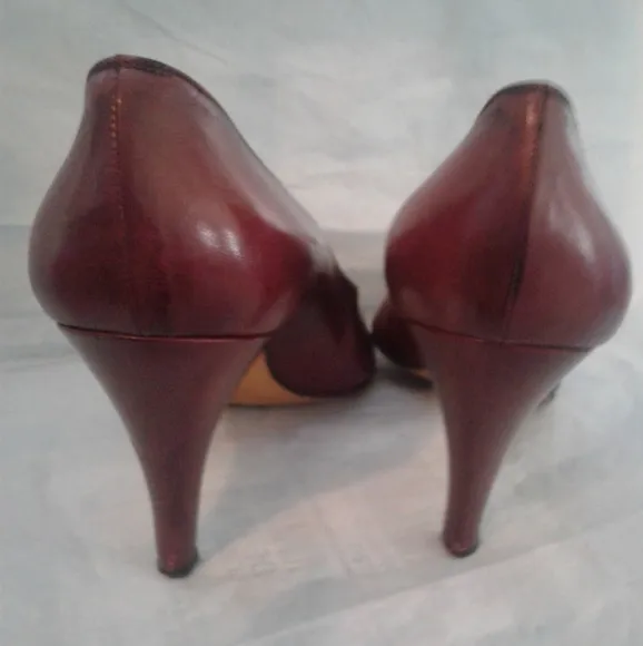 🥂 Yves Saint Laurent Burgundy Pumps 🥂
