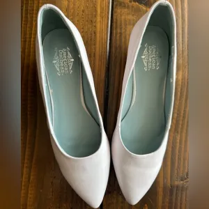 American Dutchess white pumps size 8 1/2