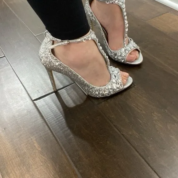 Badgley Mischka Conroy T Strap Evening Sandals Shoes
