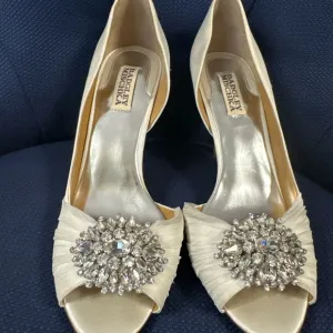 Badgley Mischka Womens Ivory Rhinestone Decor Pumps Shoes 9 Wide. NWOB