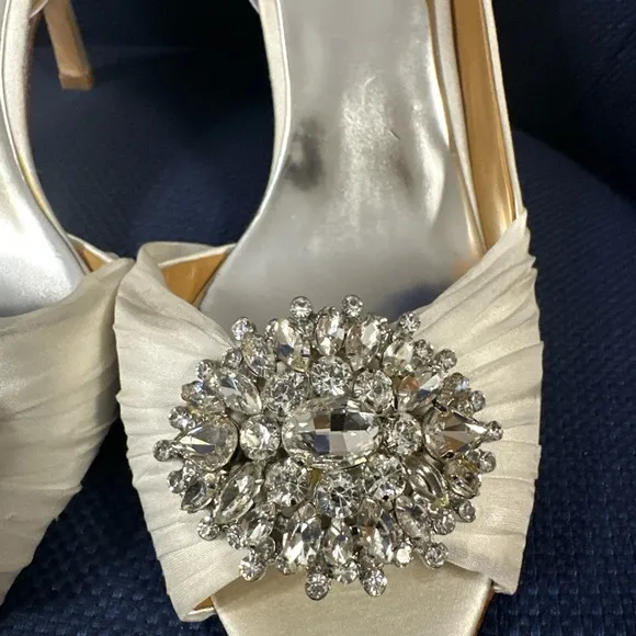 Badgley Mischka Womens Ivory Rhinestone Decor Pumps Shoes 9 Wide. NWOB