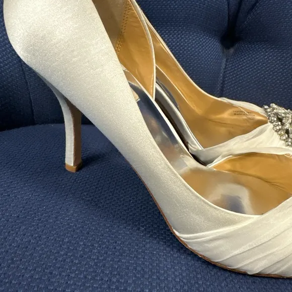 Badgley Mischka Womens Ivory Rhinestone Decor Pumps Shoes 9 Wide. NWOB