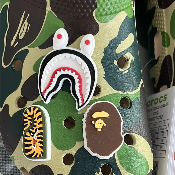 Bape x crocs clog shoes sandals A Bathing Ape camo Men’s 8 Women’s 10 NWT auth