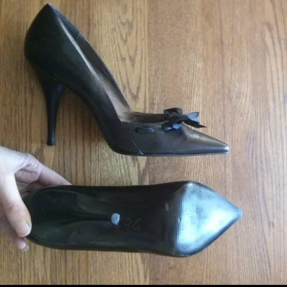 BCBG Black Leather w/ Ribbon Bow Detail Pumps
