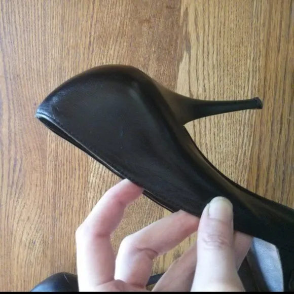 BCBG Black Leather w/ Ribbon Bow Detail Pumps