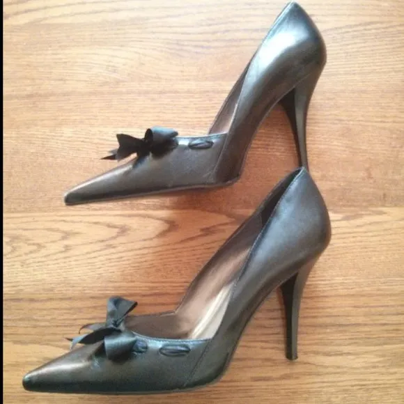 BCBG Black Leather w/ Ribbon Bow Detail Pumps