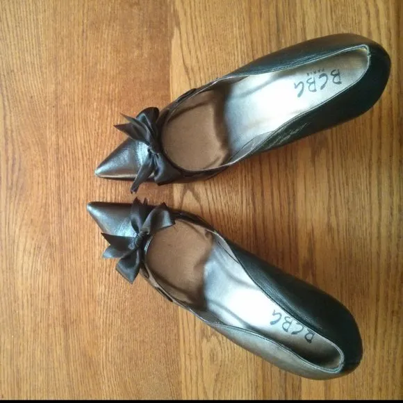 BCBG Black Leather w/ Ribbon Bow Detail Pumps