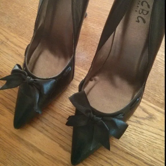 BCBG Black Leather w/ Ribbon Bow Detail Pumps