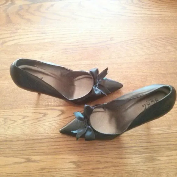 BCBG Black Leather w/ Ribbon Bow Detail Pumps