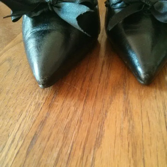 BCBG Black Leather w/ Ribbon Bow Detail Pumps