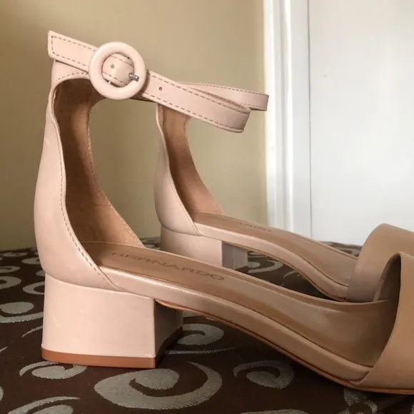 Bernardo sandals size 6.5 (runs bigger)