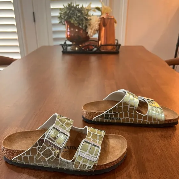 Birkenstock Arizona Gator Gleam Two-Strap Metallic Sandals. Size US 6 EUR 37
