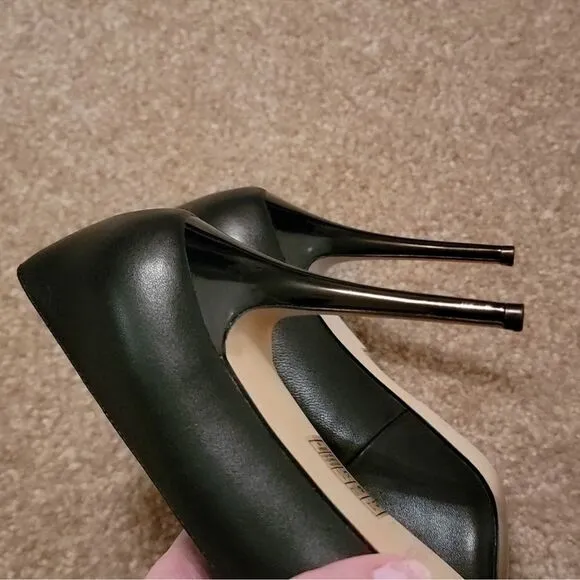 Black Pointed Toe Leather Heels Size 8 B88