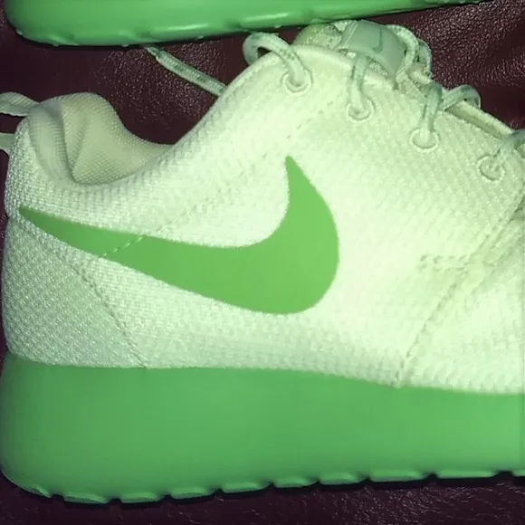 Brand NEW Nike athletic running shoes green women 6 Roshe Discount Shipping!!