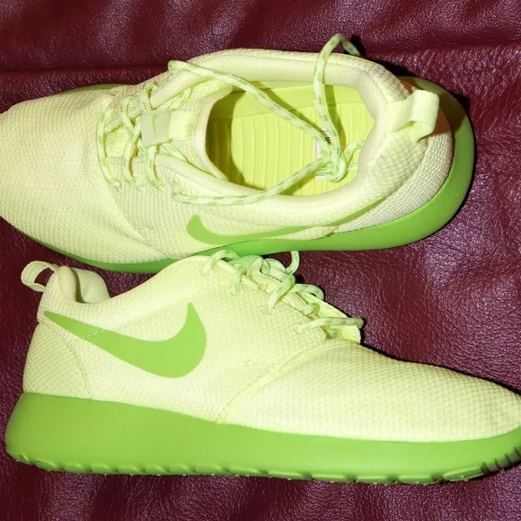 Brand NEW Nike athletic running shoes green women 6 Roshe Discount Shipping!!