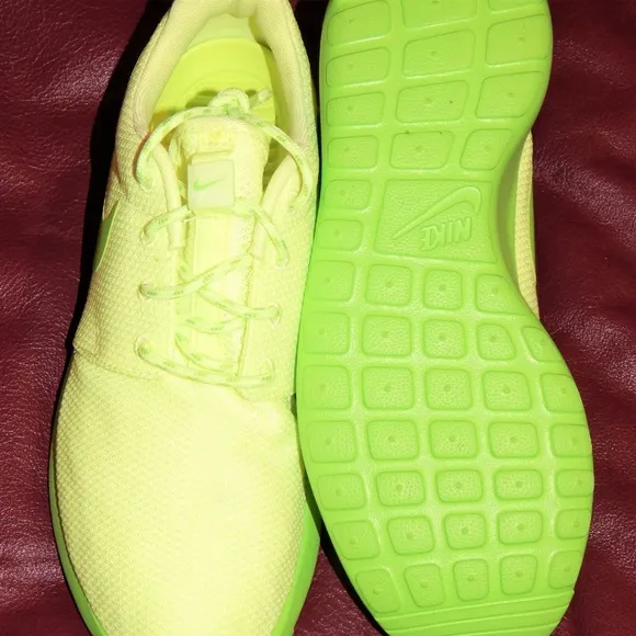 Brand NEW Nike athletic running shoes green women 6 Roshe Discount Shipping!!
