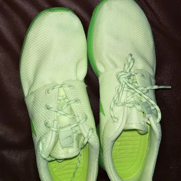 Brand NEW Nike athletic running shoes green women 6 Roshe Discount Shipping!!