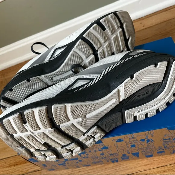 Brooks Adrenaline GTS 23 Men Running Shoes Crystal Grey 12.5D