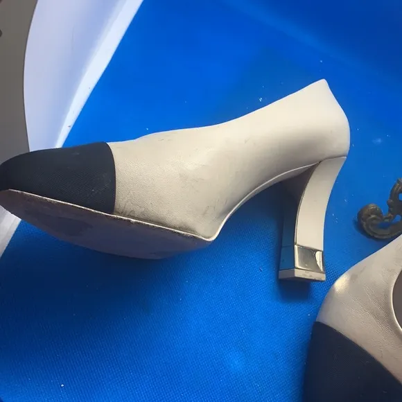 CHANEL 20A Leather Cap Toe CC Signature Metal Heel Pumps Shoes Beige Black $950