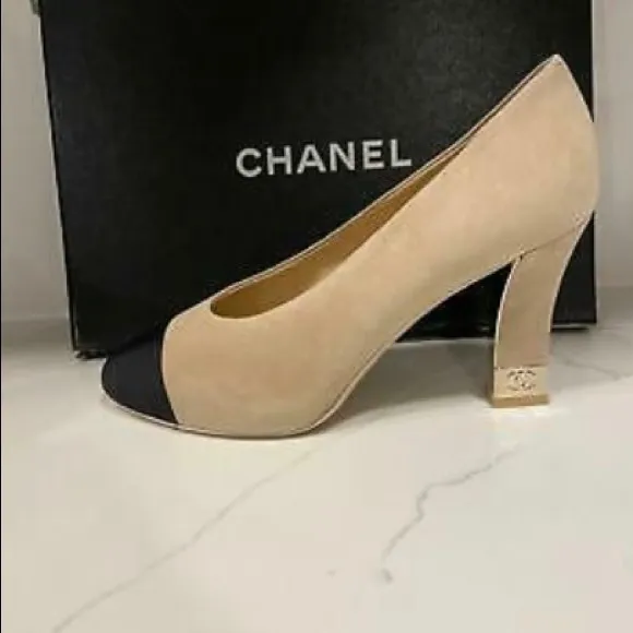 CHANEL 20A Leather Cap Toe CC Signature Metal Heel Pumps Shoes Beige Black $950