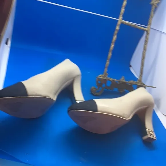 CHANEL 20A Leather Cap Toe CC Signature Metal Heel Pumps Shoes Beige Black $950
