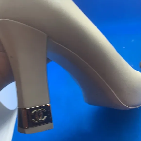 CHANEL 20A Leather Cap Toe CC Signature Metal Heel Pumps Shoes Beige Black $950