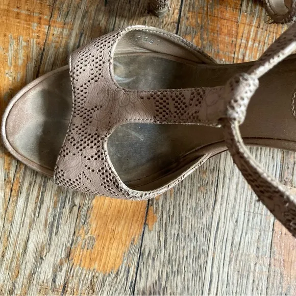 CHANEL Sandals, Leather, T-Strap, Taupe, size 37.5 AUTHENTIC