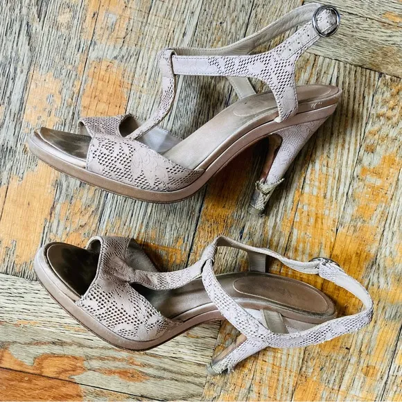 CHANEL Sandals, Leather, T-Strap, Taupe, size 37.5 AUTHENTIC