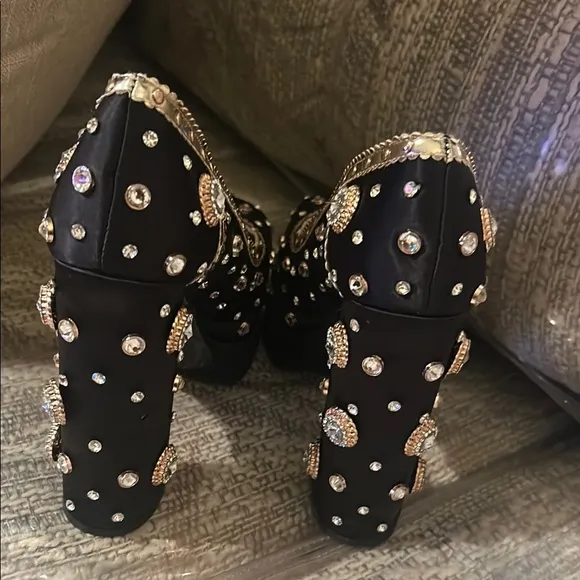 Chic Black and Gold Platform Shoes with Metallic Trim