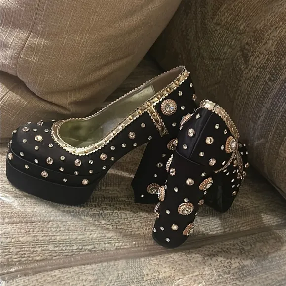 Chic Black and Gold Platform Shoes with Metallic Trim