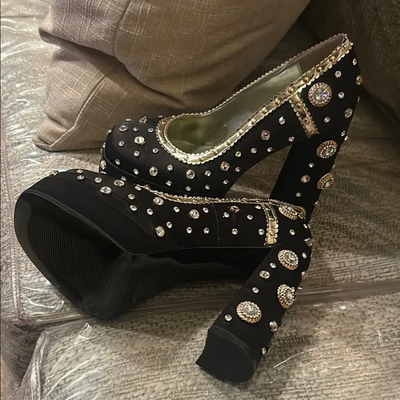 Chic Black and Gold Platform Shoes with Metallic Trim