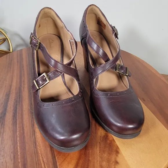 Clarks Artisan Clera Dusk Pumps Brown Leather Heels Size 9 Mary Jane Retro