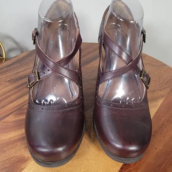 Clarks Artisan Clera Dusk Pumps Brown Leather Heels Size 9 Mary Jane Retro