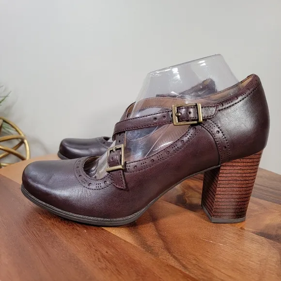 Clarks Artisan Clera Dusk Pumps Brown Leather Heels Size 9 Mary Jane Retro