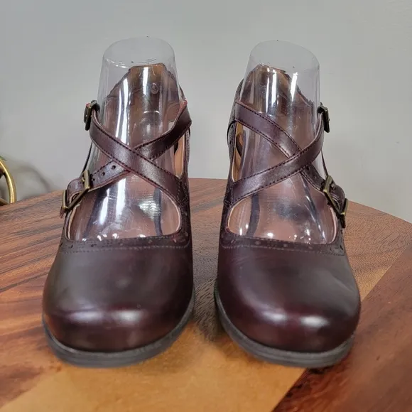 Clarks Artisan Clera Dusk Pumps Brown Leather Heels Size 9 Mary Jane Retro