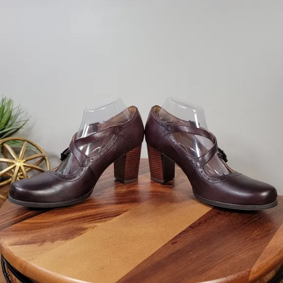 Clarks Artisan Clera Dusk Pumps Brown Leather Heels Size 9 Mary Jane Retro