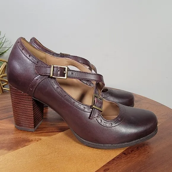 Clarks Artisan Clera Dusk Pumps Brown Leather Heels Size 9 Mary Jane Retro