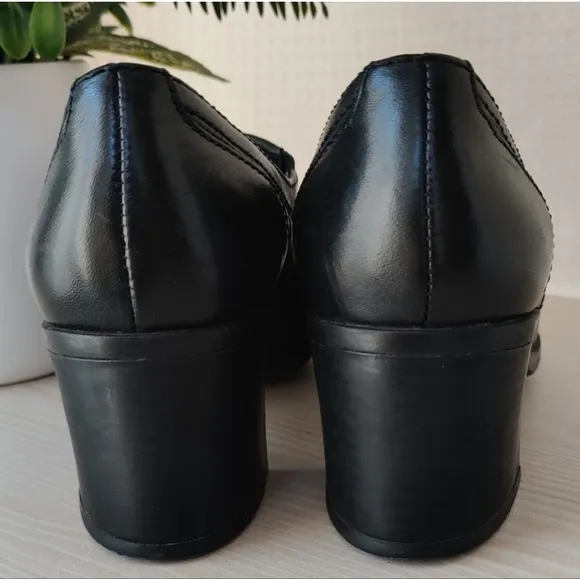 Clarks Montague Black Women's Casual Closed-Toe 2 &quot;Heel Shoes, Size 7M