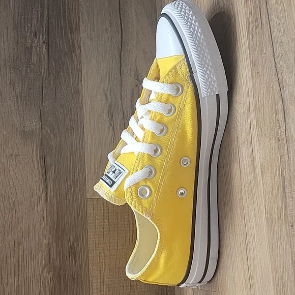 Converse Kids Yellow Sneakers Converse shoes women Brand new in the box no lid.