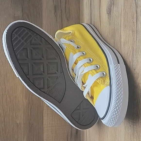 Converse Kids Yellow Sneakers Converse shoes women Brand new in the box no lid.