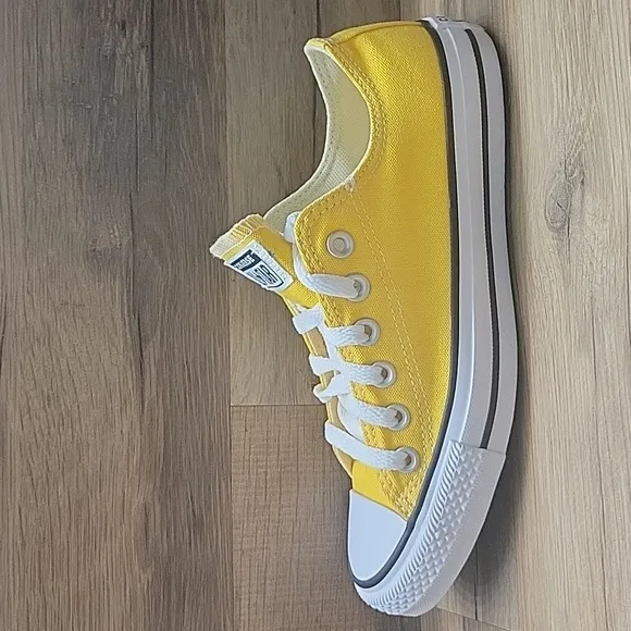Converse Kids Yellow Sneakers Converse shoes women Brand new in the box no lid.