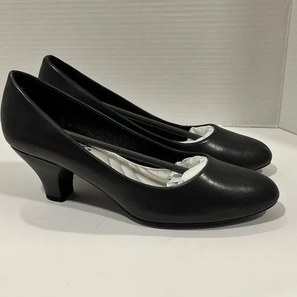 Easy Street Womens Fabulous Cone Heel Pumps. 7.5 M