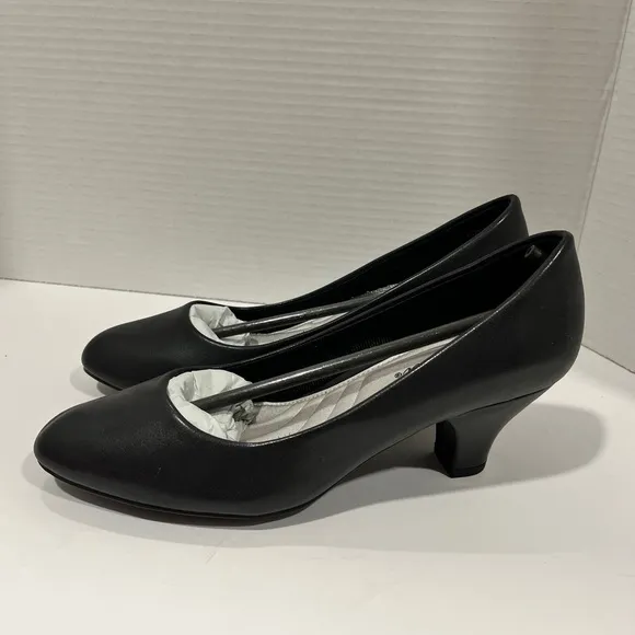 Easy Street Womens Fabulous Cone Heel Pumps. 7.5 M