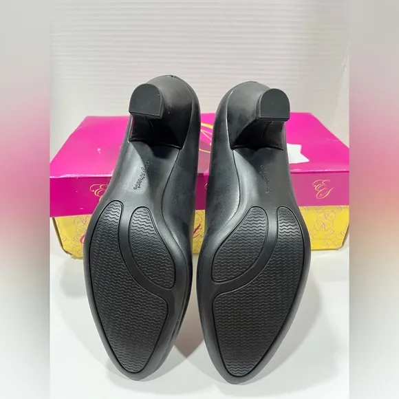 Easy Street Womens Fabulous Cone Heel Pumps. 7.5 M