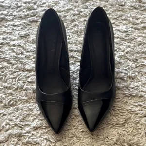 Elegant Black Women's Pumps 💄