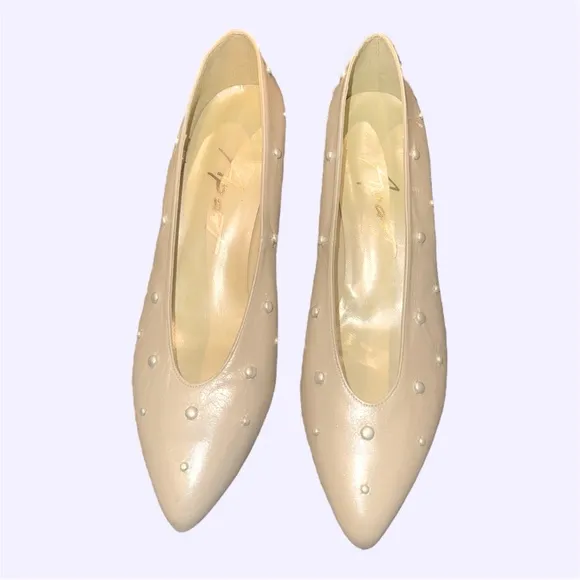 Elegant Cream leather Heels with Pearl Accents Size 7.5NWOT