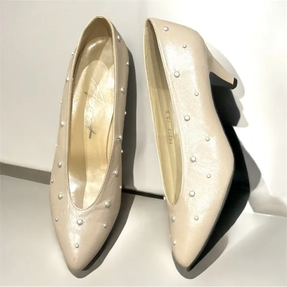 Elegant Cream leather Heels with Pearl Accents Size 7.5NWOT