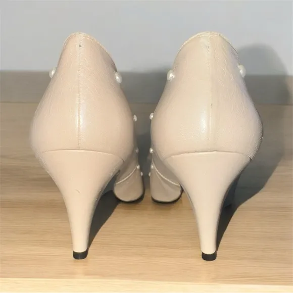 Elegant Cream leather Heels with Pearl Accents Size 7.5NWOT