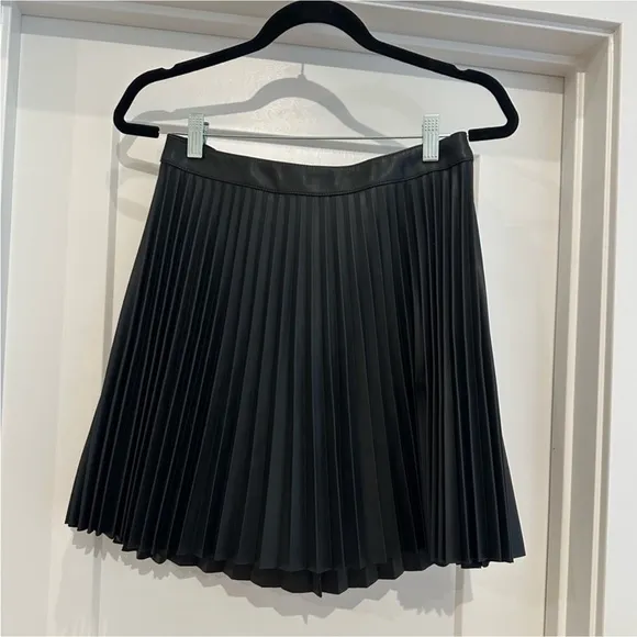 Express black pleated faux leather mini skirt with zipper back